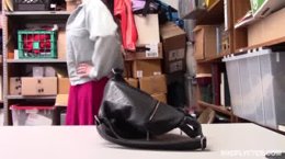 Shop lifter take off her panties
