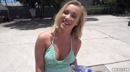Amazing-blonde-takes-the-cash