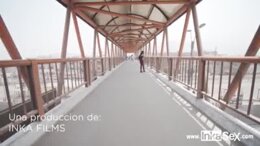 Petite modelo venezolana es abordada por peruano cerca a la l&iacute;nea del tren