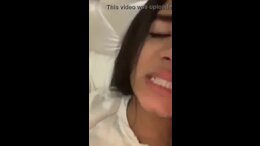 Se masturba con un cepillo
