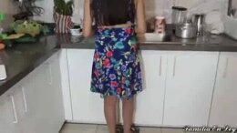 Padrastro Bravo se Aprovecha de Su Hijastra en la Cocina