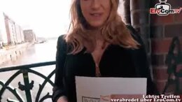 Vollbusige deutsche Teen mit hei&szlig;en Kurven und Tattoos treffen und ficken