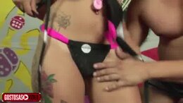 QUANDO A MENINA E NOVATINHA ERICK FIRE SENTA A VARA NELAS