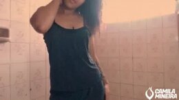 Olhe o que essa novinha morena do rabão fez no banho (TRAILER)