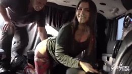 Valentina Nappi, coquine aux gros seins, baisée en extérieur
